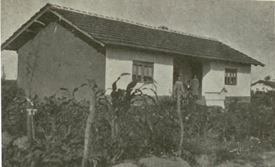 <p><strong>5.</strong> Muratlı Köyünde bir göçmen evi,  1930ların sonu <br /> 	Kaynak: Altıncı İzmir Fuarı Trakya  Broşürü, [40]</p>